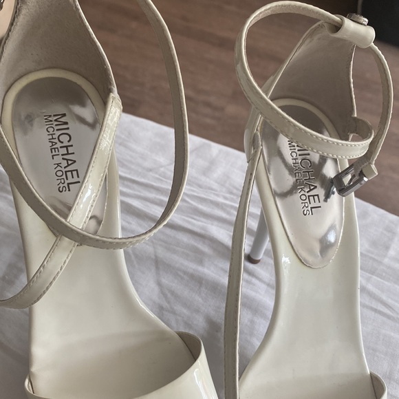Michael Kors Size 8 patent leather Heels with straps and clear bottom - Picture 4 of 9